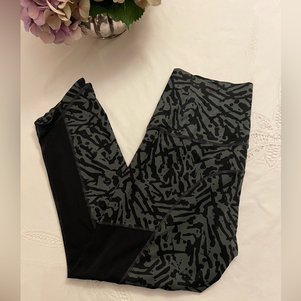 lululemon athletica cropped leggings black cheetah print
